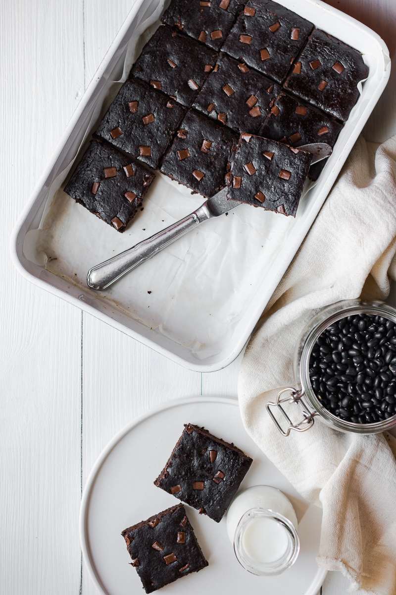 Teglia di brownies di fagioli neri al cioccolato, senza glutine nè latticini, low fat e solo 100 kcal!