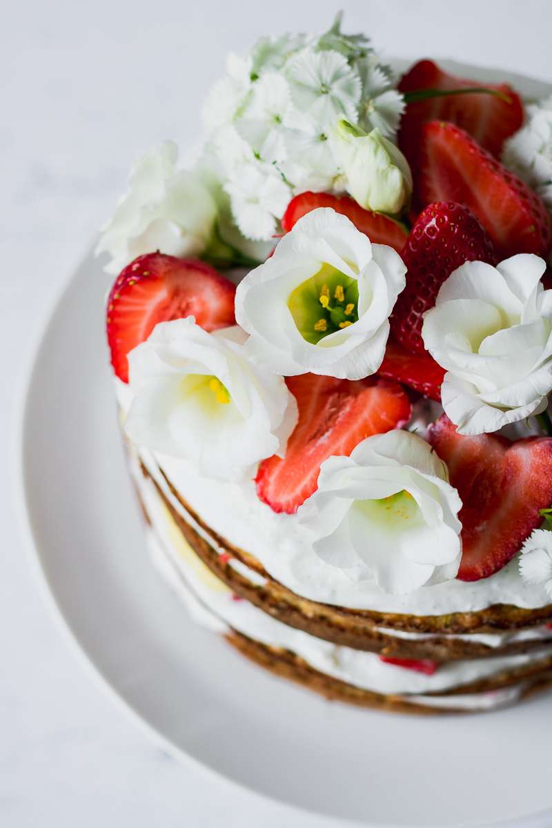 Healthy Naked Cake fragole e limone: torta a strati senza zucchero, burro, olio, panna