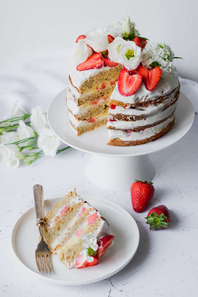 Healthy Naked Cake fragole e limone: torta a strati senza zucchero, burro, olio, panna