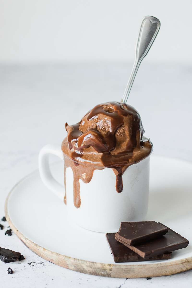 Coppa di gelato proteico al cioccolato e liquirizia | gluten free, senza uova e senza zuccheri raffinati