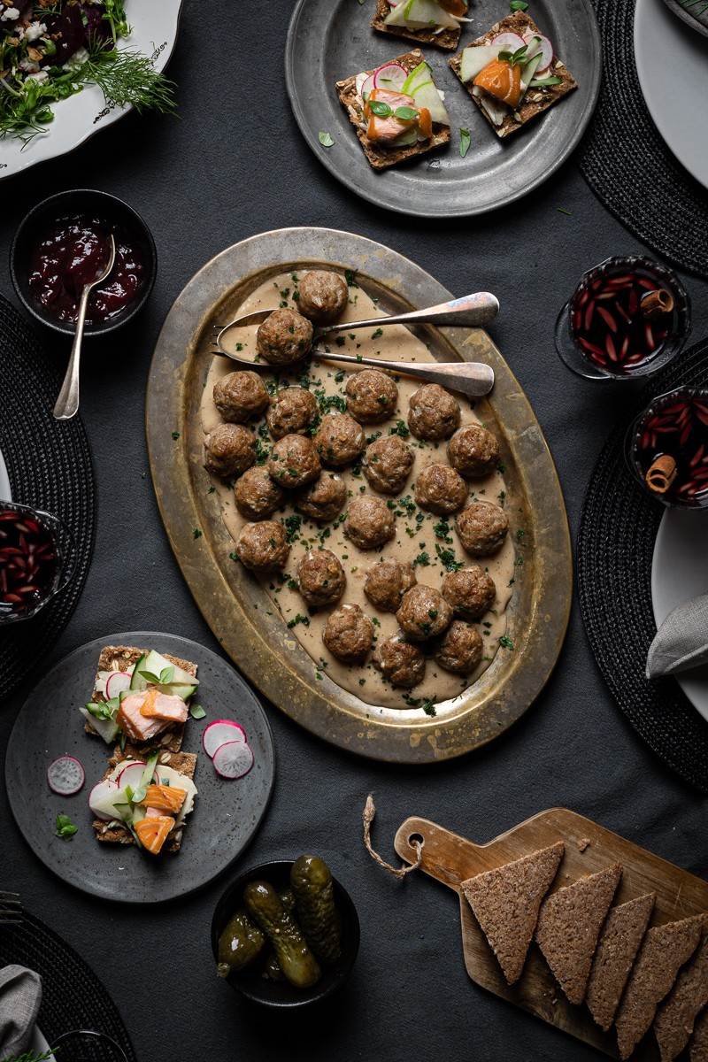 Julbord buffet di natale svedesepolpette di carne svedesi