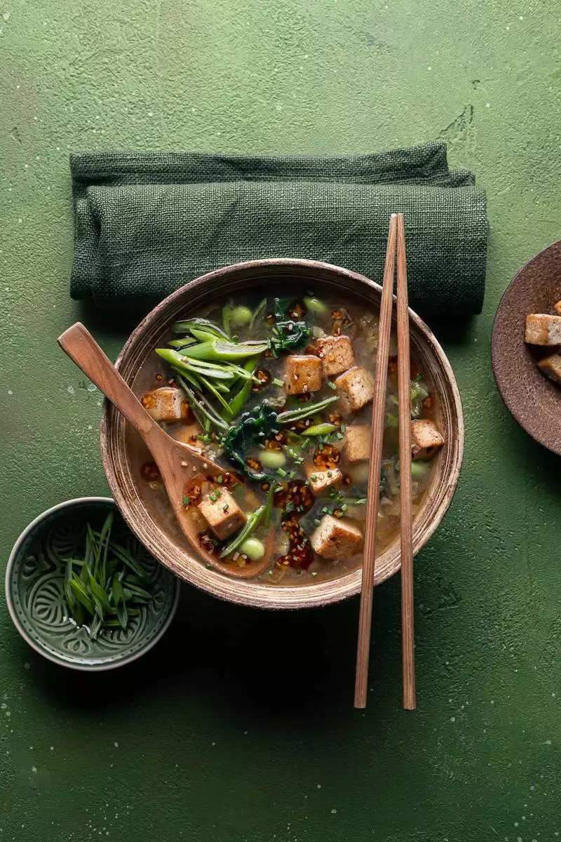 zuppa di miso con verdure e tofu