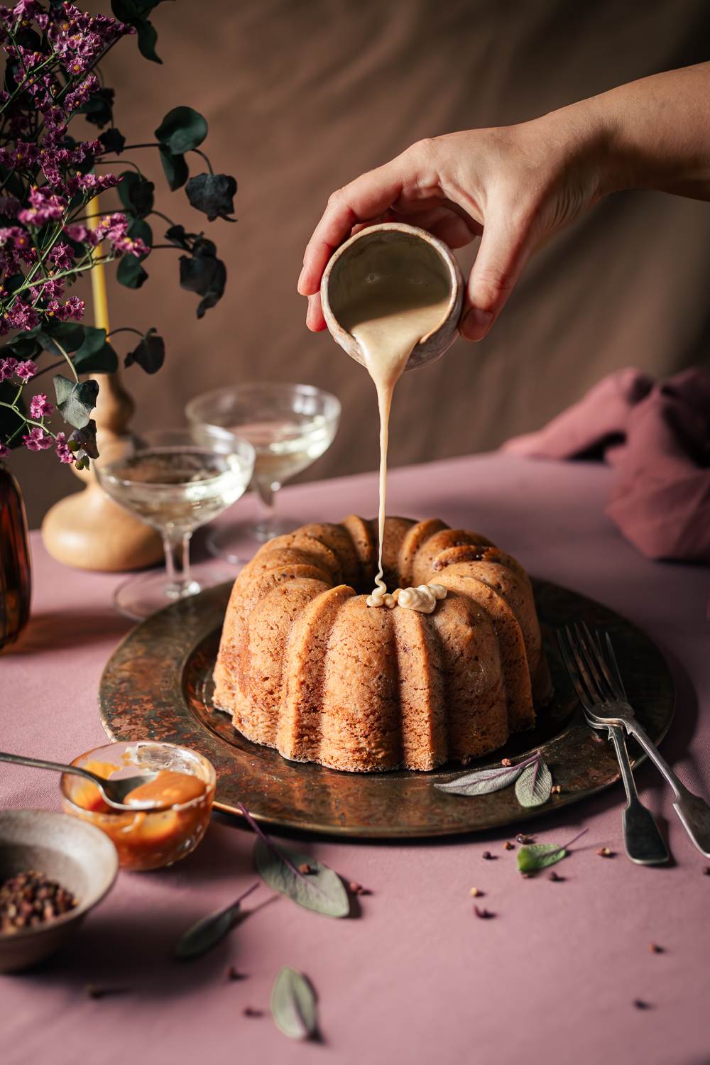 bundt cake al miso con caramello alla salvia e pepe di sichuan e glassa alla tahine