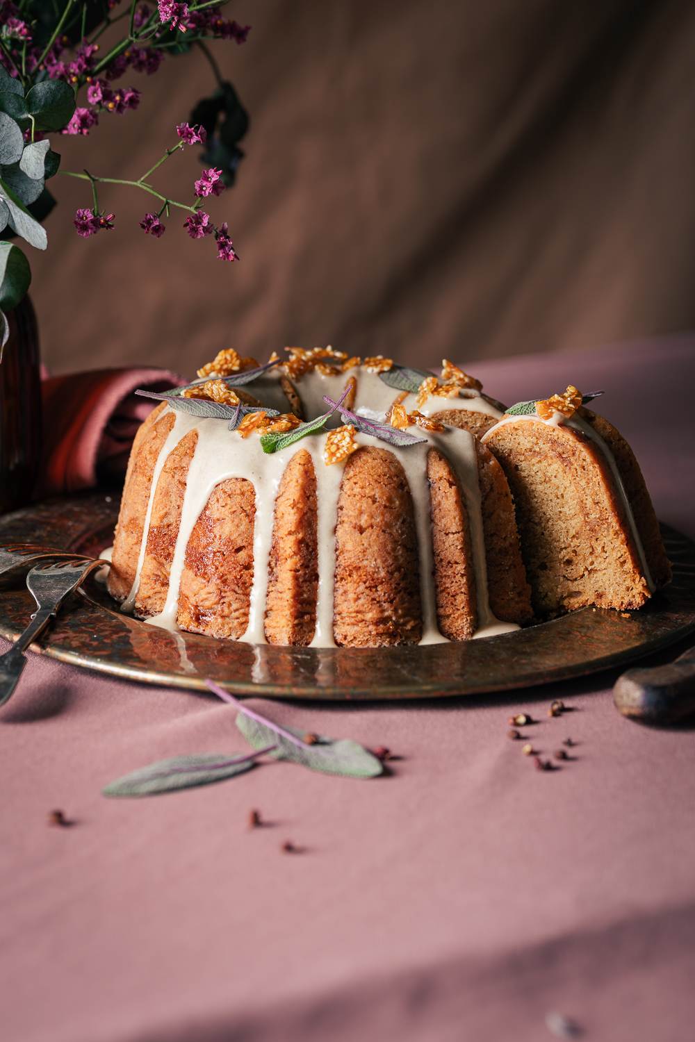 bundt cake al miso con caramello alla salvia e pepe di sichuan e glassa alla tahine