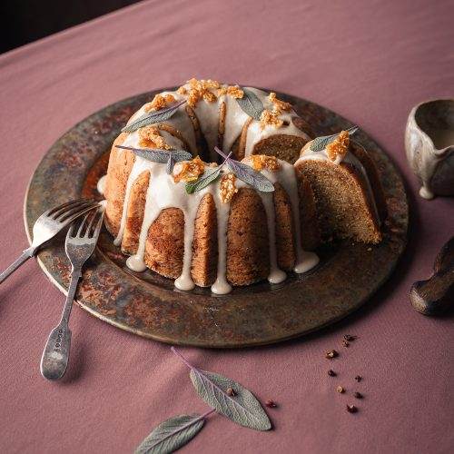 bundt cake al miso con caramello alla salvia e pepe di sichuan e glassa alla tahine