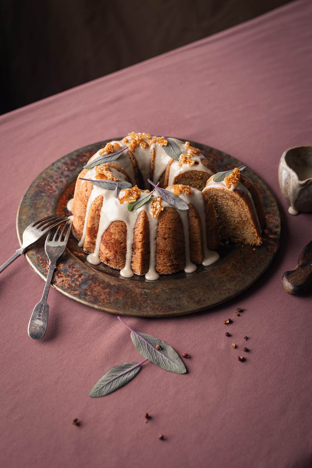 bundt cake al miso con caramello alla salvia e pepe di sichuan e glassa alla tahine