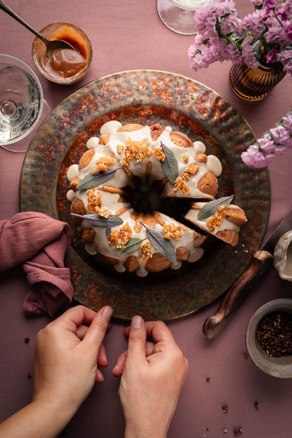 bundt cake al miso con caramello alla salvia e pepe di sichuan e glassa alla tahine