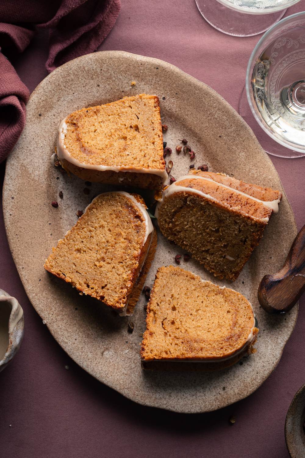 bundt cake al miso con caramello alla salvia e pepe di sichuan e glassa alla tahine