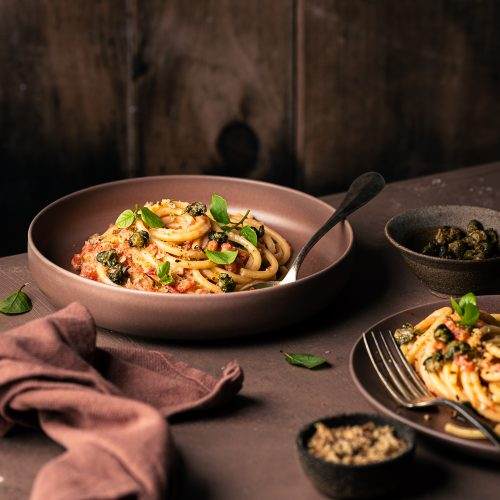 Pasta alla pola di pomodoro fresco e capperi fritti