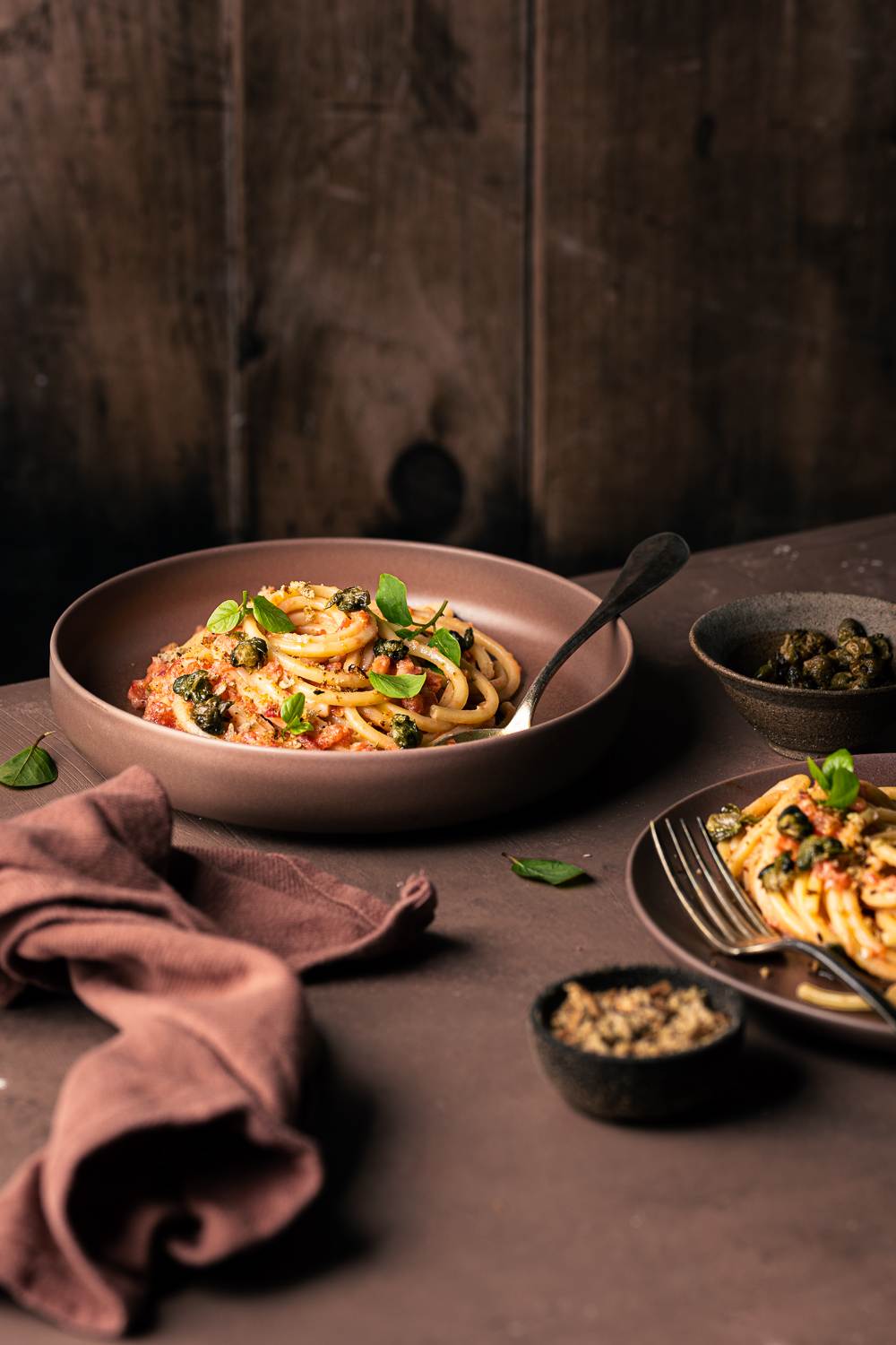 Pasta alla pola di pomodoro fresco e capperi fritti