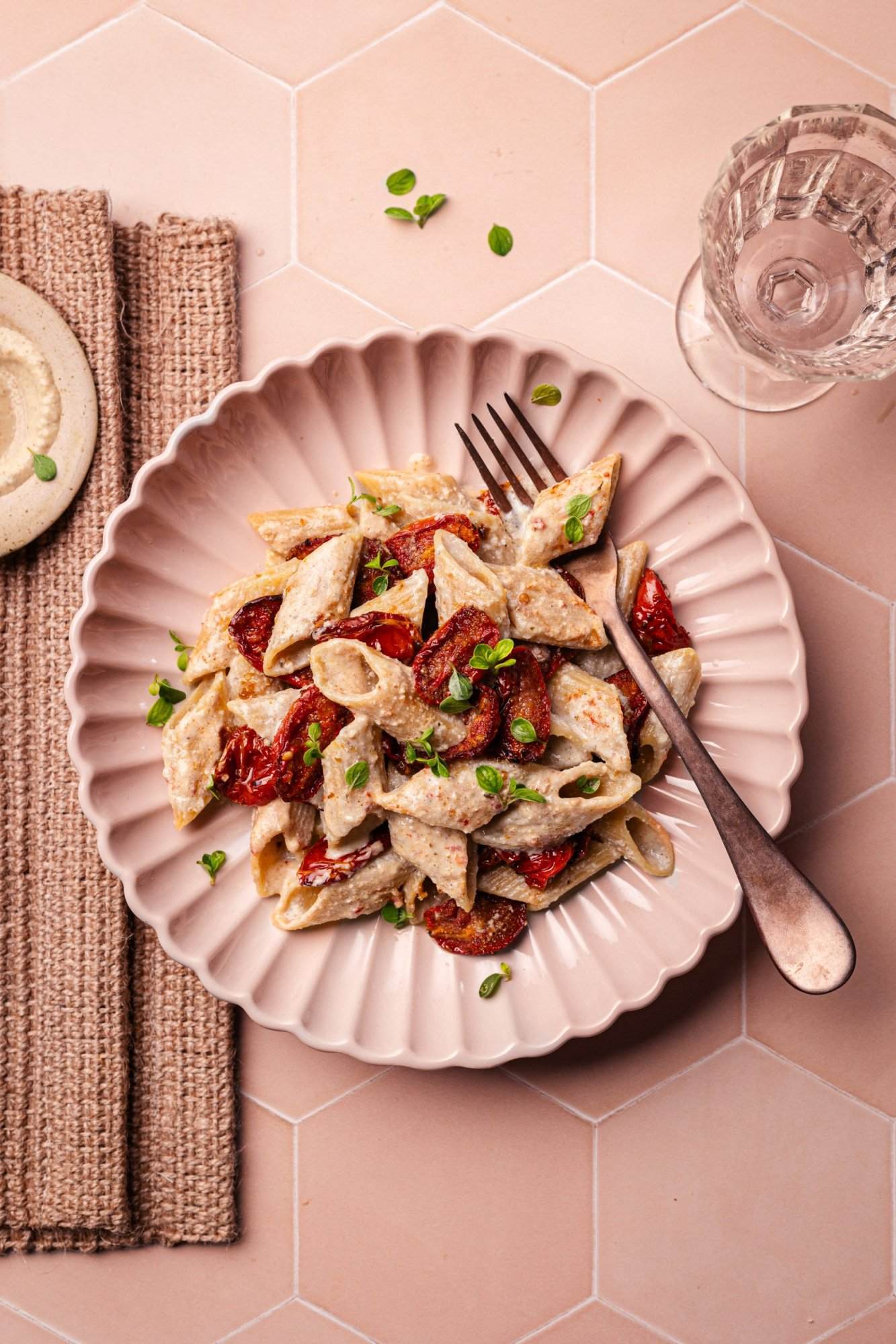 pasta al sugo di noci e pomodori arrostiti