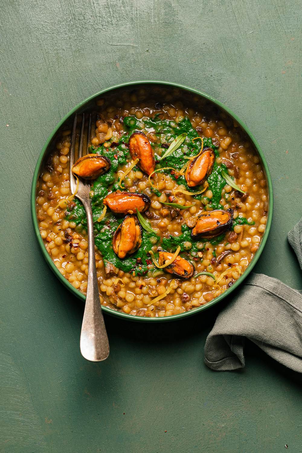 fregola sarda alle cozze e porcini con pesto di cime di rapa