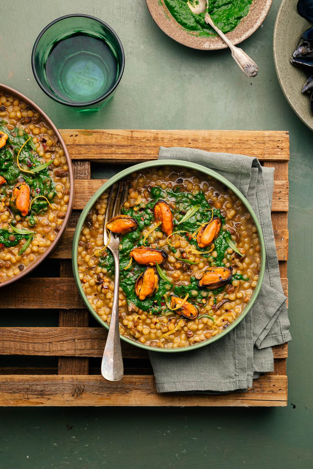 Fregola sarda alle cozze e porcini con cime di rapa