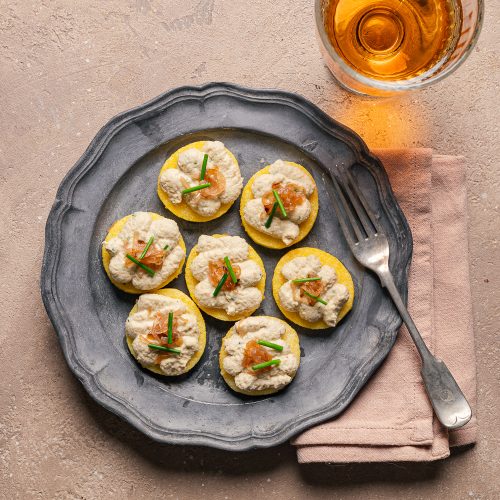 canapè di polenta con vuna mantecato