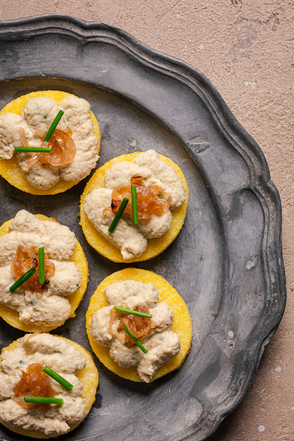 canapè di polenta con vuna mantecato