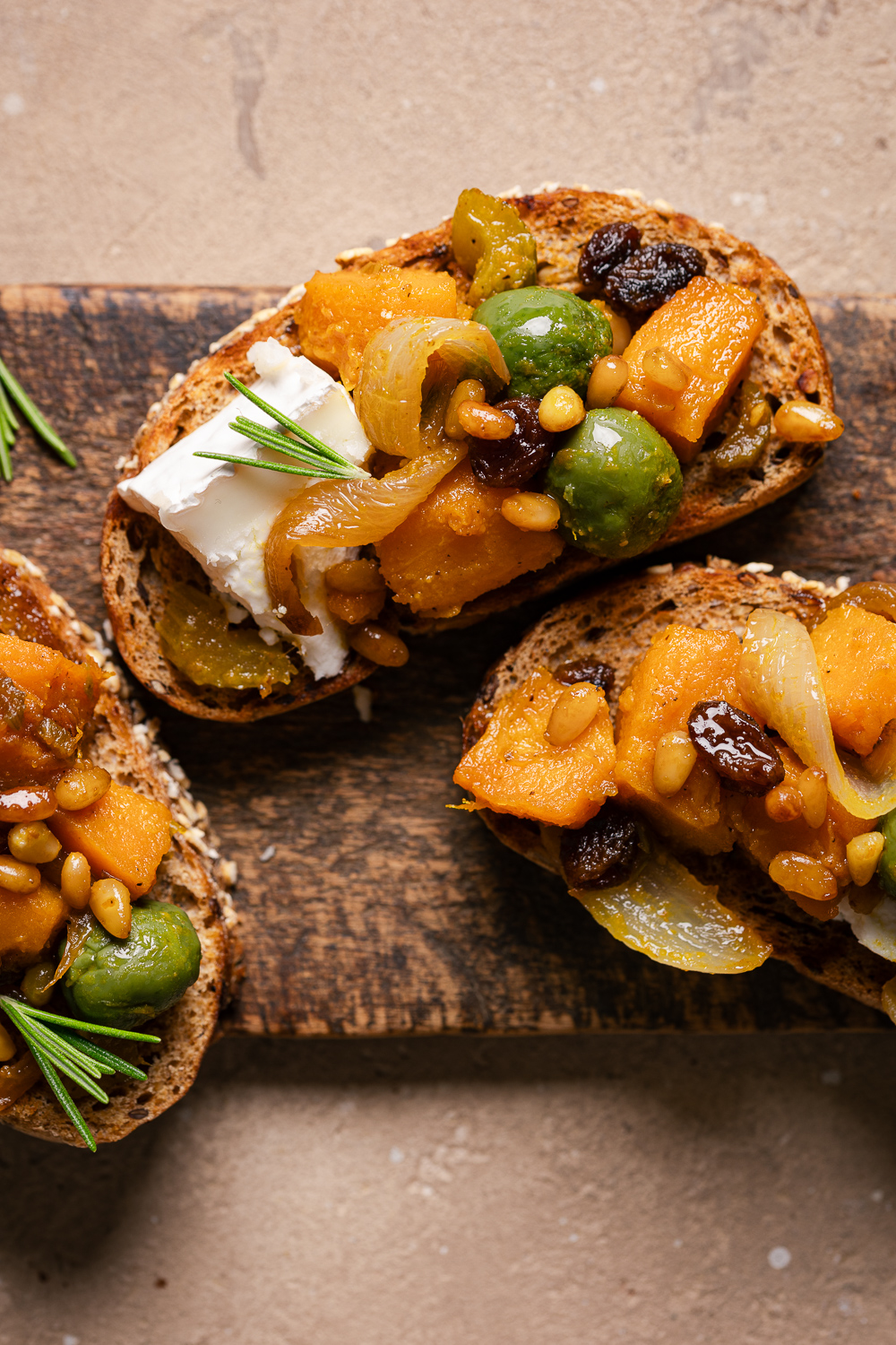 crostoni con caponata di zucca e formaggio di capra