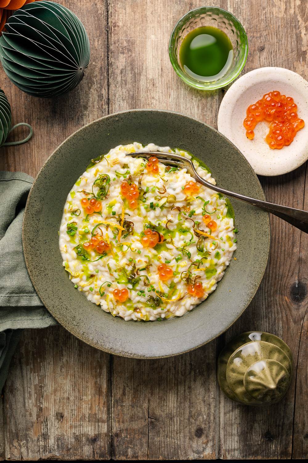 Risotto porri, arancia olio erba cipollina panna acida e caviale di salmone