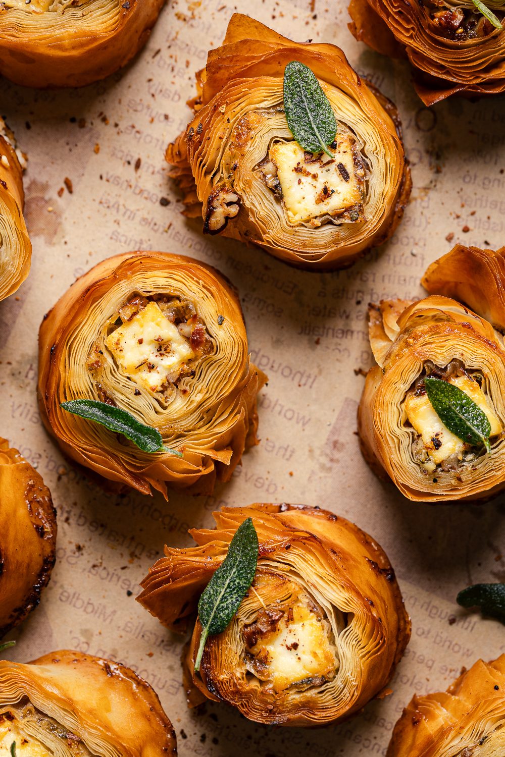 salatini di pasta fillo e quartirolo con pepe di sichuan marmellata di fichi salvia e noci pecan